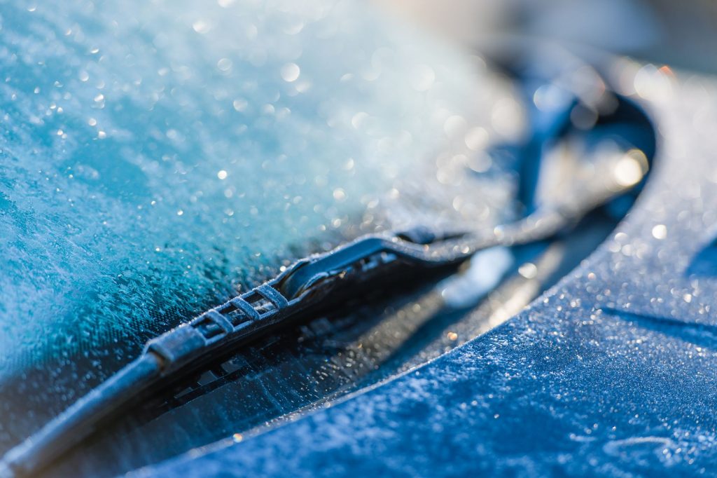 donmuş araç silecekleri mavi araba sabah güneşi